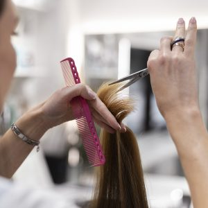 1 taglio omaggio uomo o donna per prima visita. Solo su appuntamento