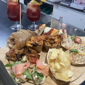 1 Apericena Gratuito con almeno 2 persone sedute al tavolo